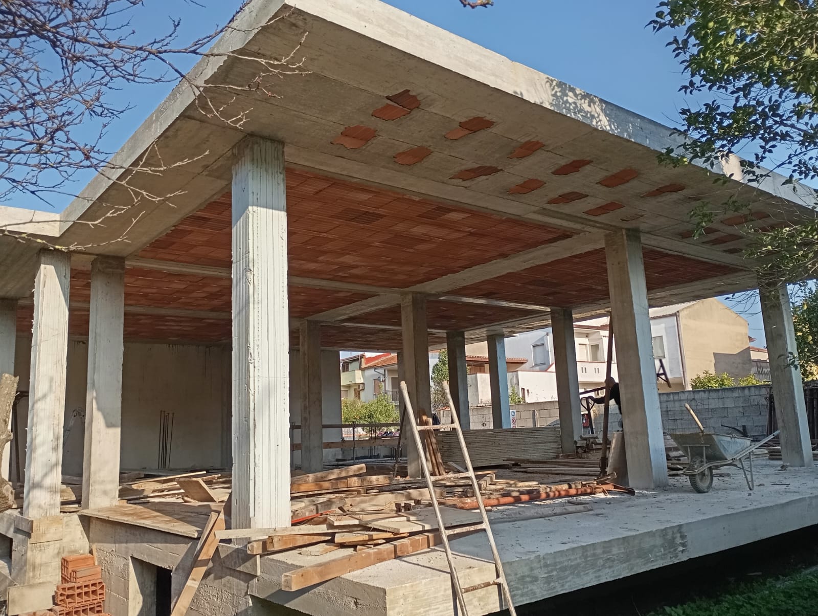 Dettaglio struttura armatura in acciaio e legname da cantiere