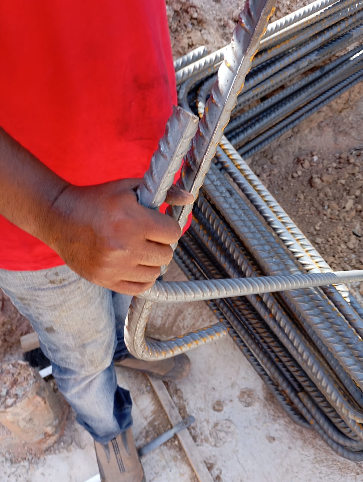 Lavoratore edile e barre d'acciaio